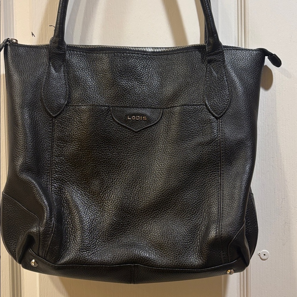 LODIS…BLACK PEBBLED LEATHER TOTE ZIP CLOSURE 3 POCKETS OUTSIDE OF BAG
SIVER FEET